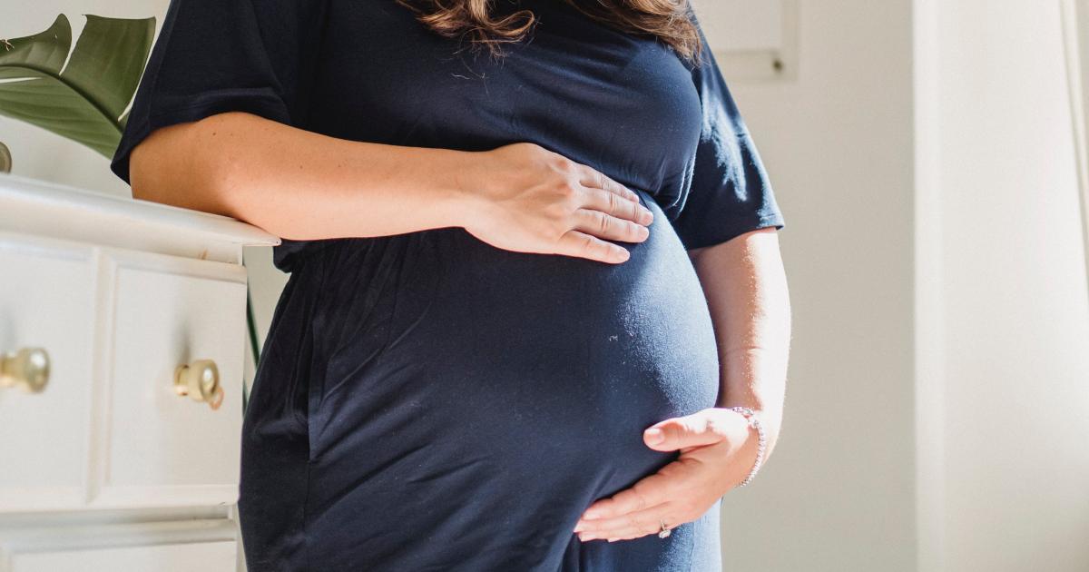 Rimane incinta ogni anno per non avere il ciclo: è polemica social