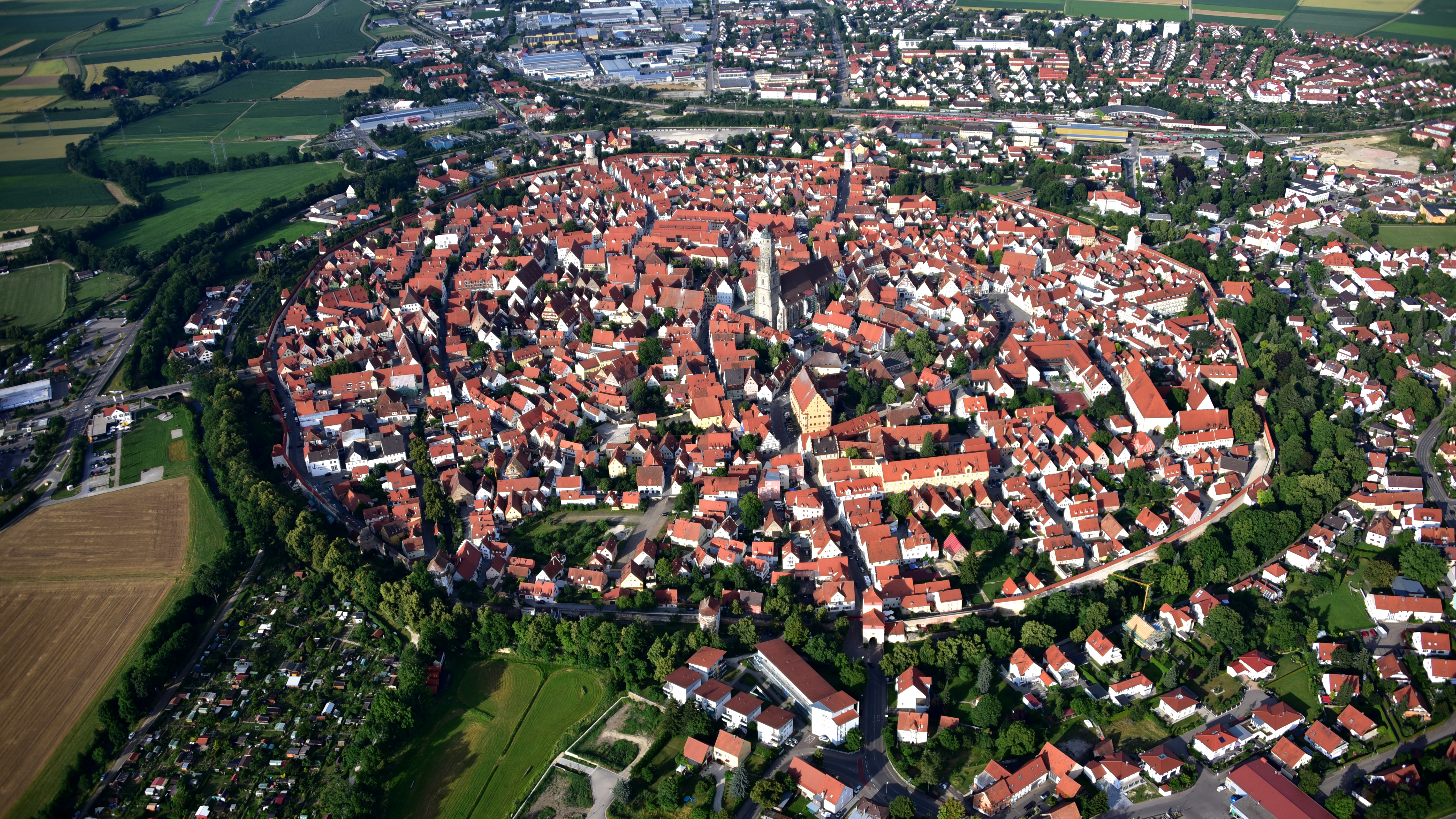 Questa singolare città è costruita al centro del cratere di un meteorite