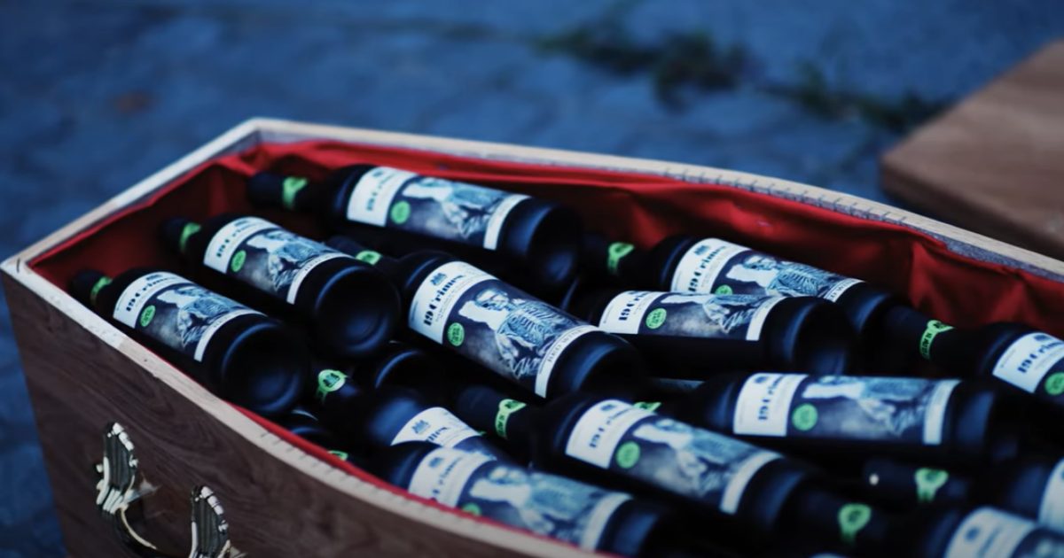 Un’azienda ha lanciato il primo vino al mondo invecchiato… in bara