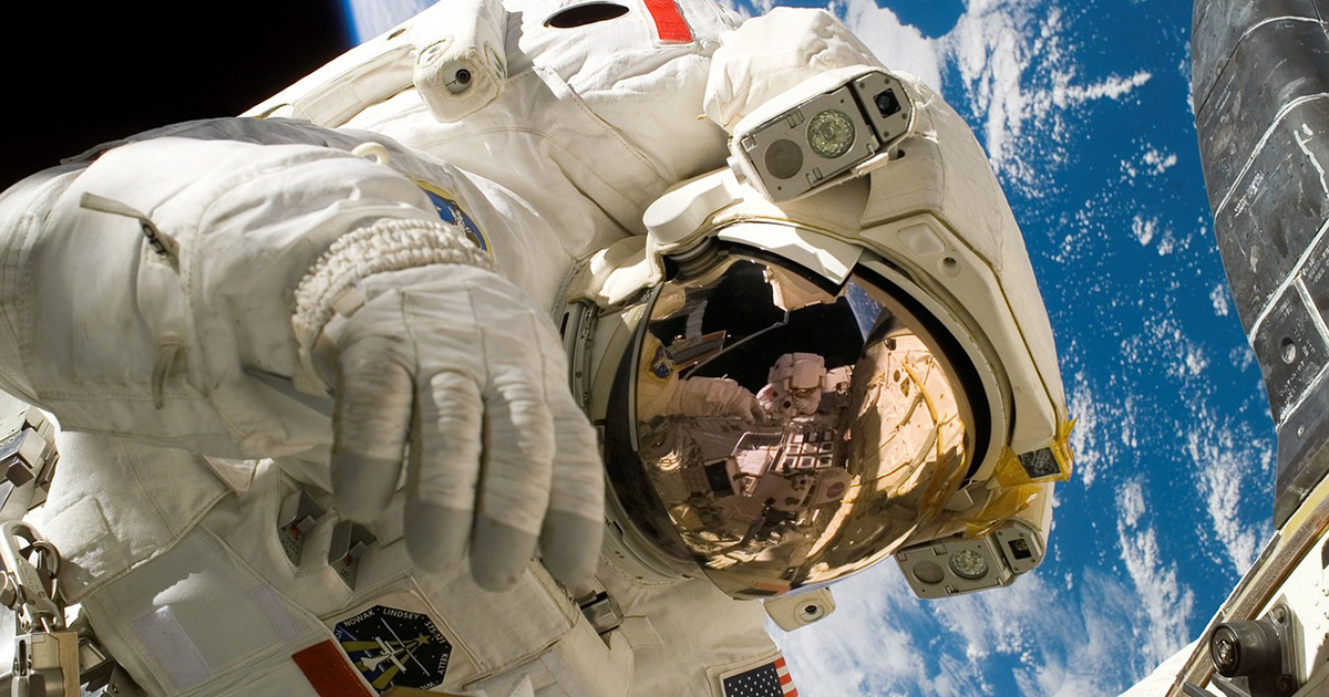Una borsa degli attrezzi dimenticata dagli astronauti fluttua nello spazio [+VIDEO]