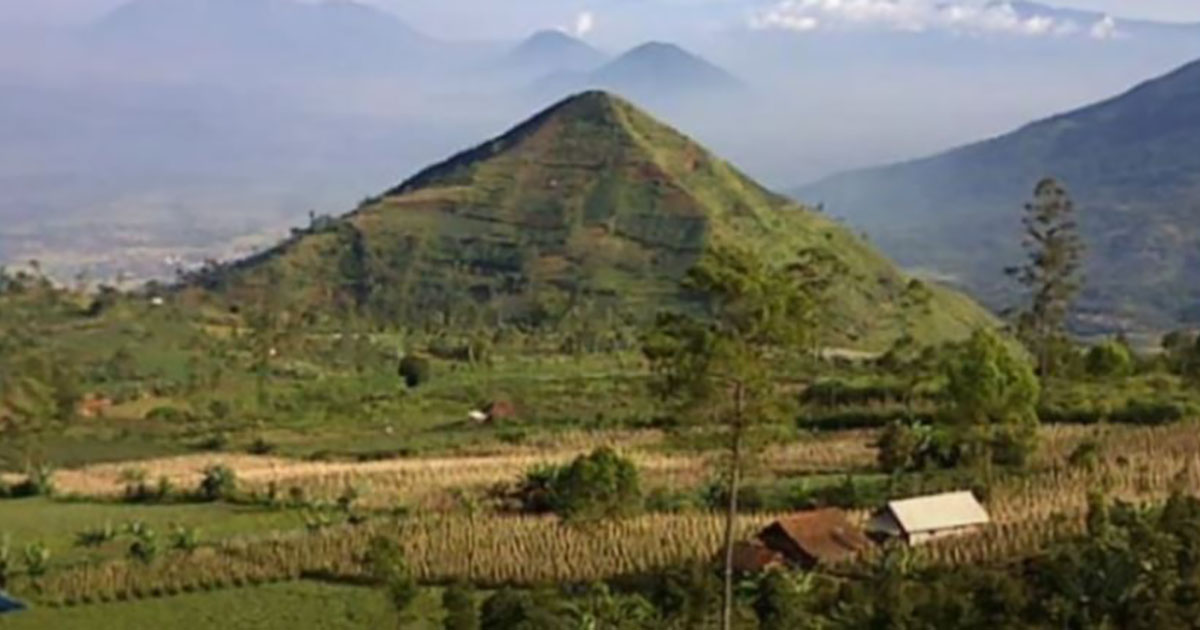 La piramide più antica al mondo fu costruita 25.000 anni fa sotto una montagna