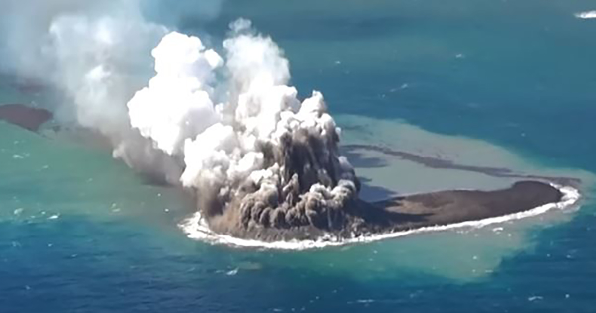 Con l’eruzione di un vulcano sottomarino è nata una nuova isola nel Pacifico [+VIDEO]