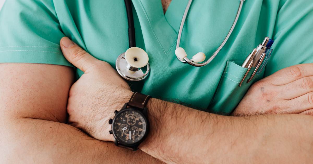 I medici trovano una mosca vivente nell’intestino di un uomo durante una colonscopia
