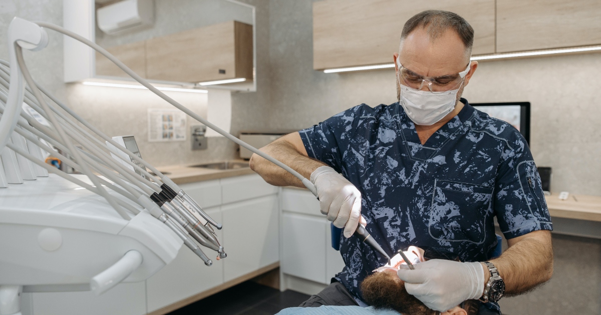 Addetto alle pulizie si finge dentista: estrae inutilmente i denti anteriori di un uomo