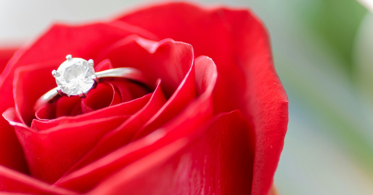 Il promesso sposo la lascia e lei vende l’anello di fidanzamento: “Ho ricevuto richieste inquietanti”