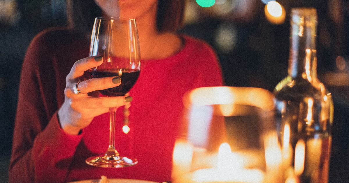 Perché dopo aver bevuto il vino rosso viene mal di testa? Cosa dice la scienza