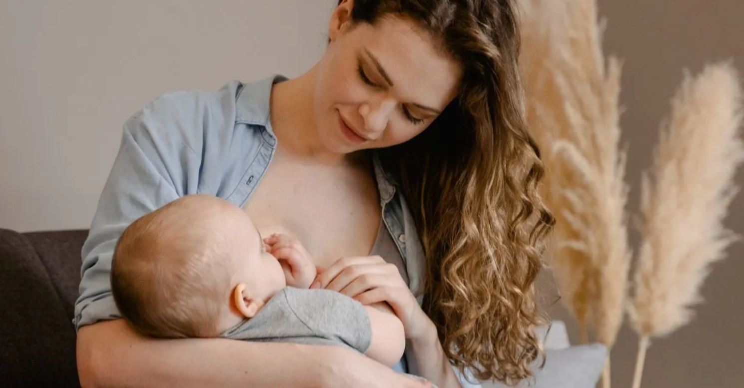 Mamma scopre l’amica che allatta suo figlio: “Stava piangendo”