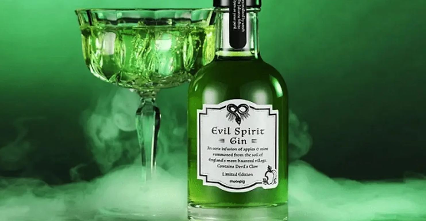 Il gin maledetto preparato con ingredienti infestati e garantito da una strega