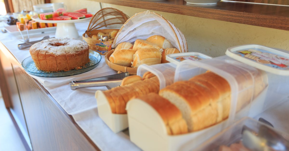 Fanno colazione a buffet: pensavano fosse offerta, ma è arrivato loro un conto da 100 euro