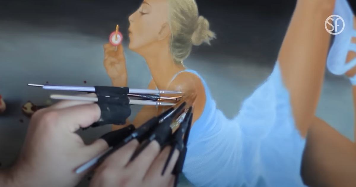 Questo artista dipinge con dieci pennelli contemporaneamente