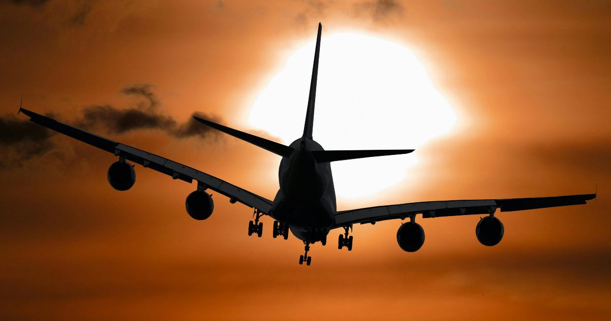 Usare le feci umane come carburante per gli aerei: la svolta green ed economica