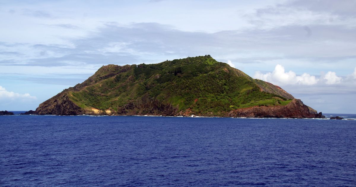 Questa ragazza vive su un’isola remota dove i rifornimenti arrivano una volta a settimana