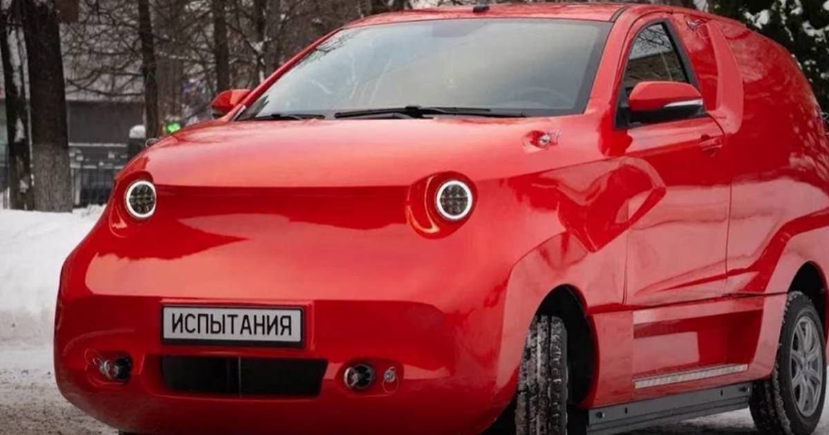 Un prototipo di auto elettrica russa diventa lo zimbello di internet