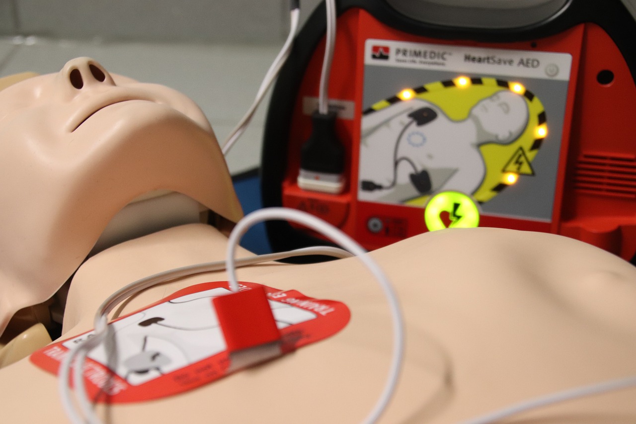 Il defibrillatore serve davvero a far ripartire un cuore senza battito?