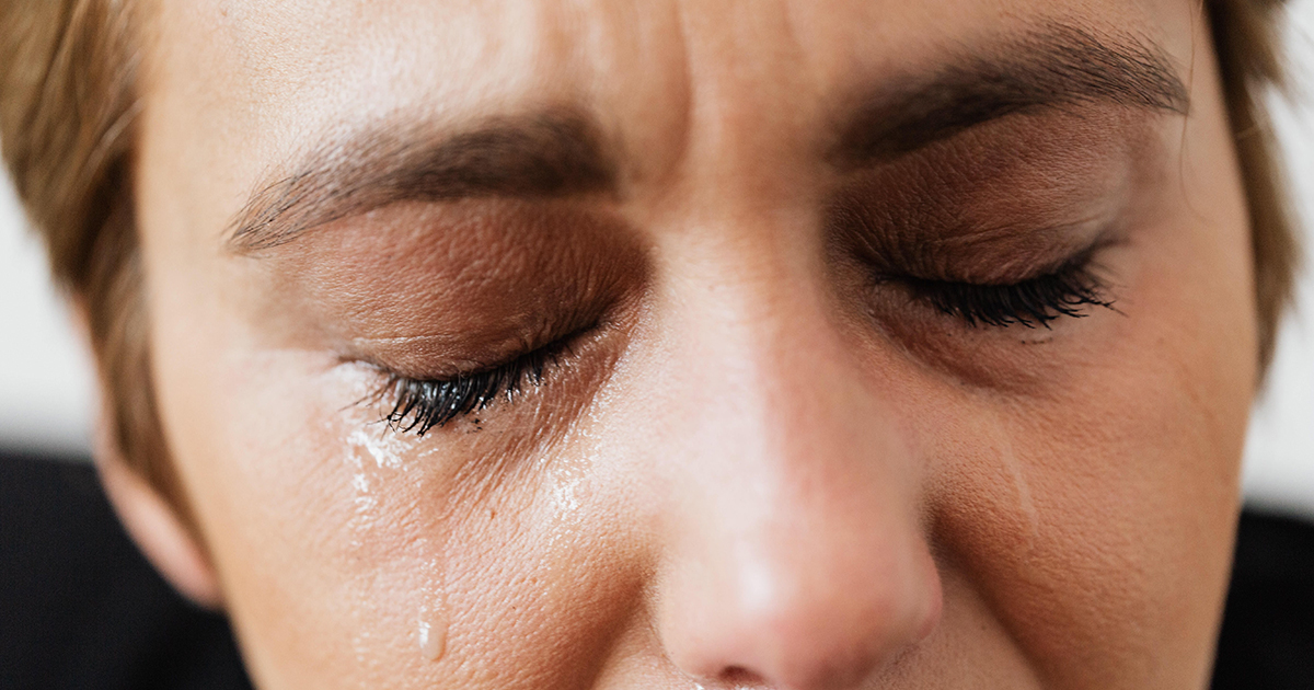 Annusare le lacrime delle donne riduce l’aggressività negli uomini