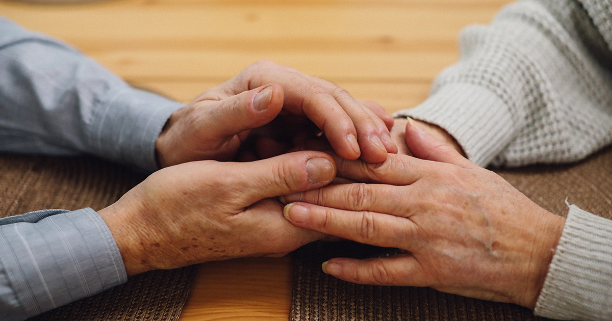 Un uomo di 103 anni rivede la moglie dopo un mese di ospedale, il video è emozionante