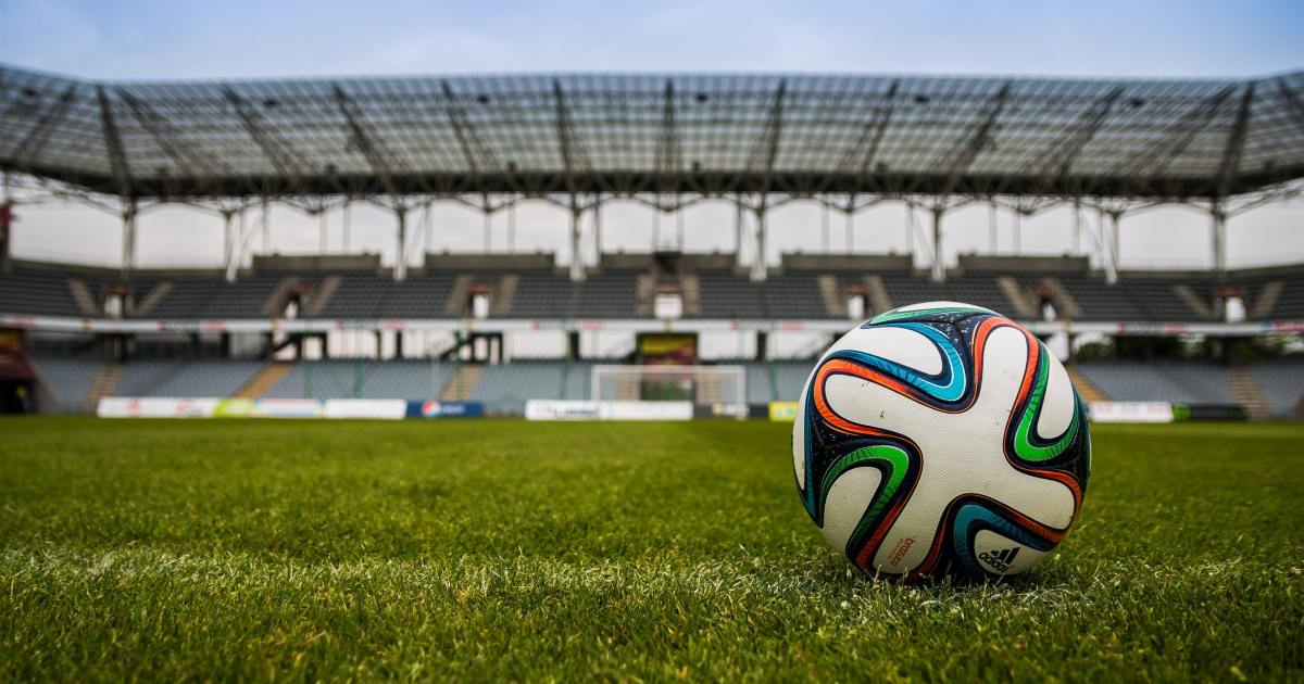 Calciatore colpito da un fulmine mentre era in campo: il video virale