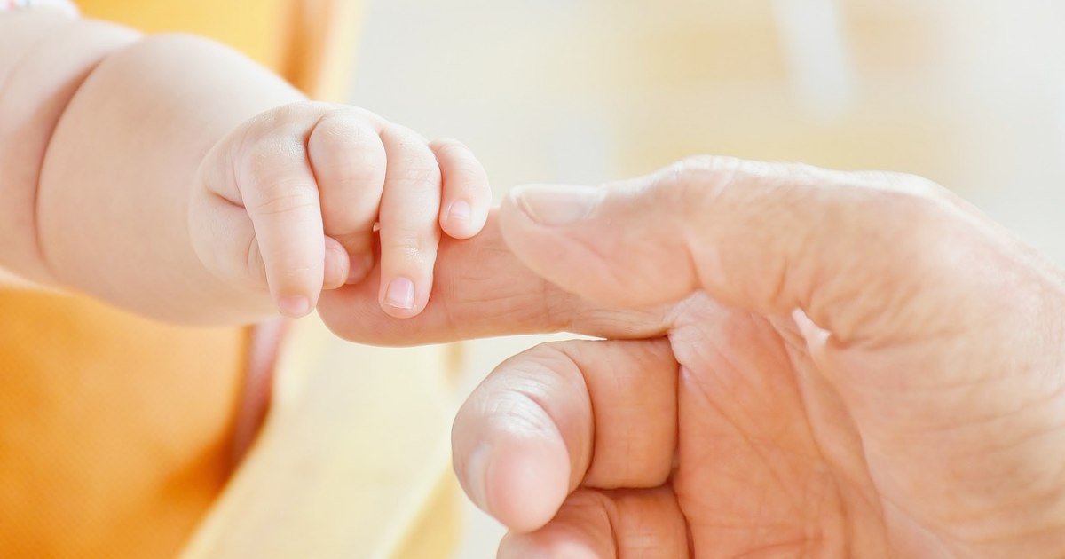 Gemelle separate alla nascita si ritrovano dopo 19 anni grazie ai social