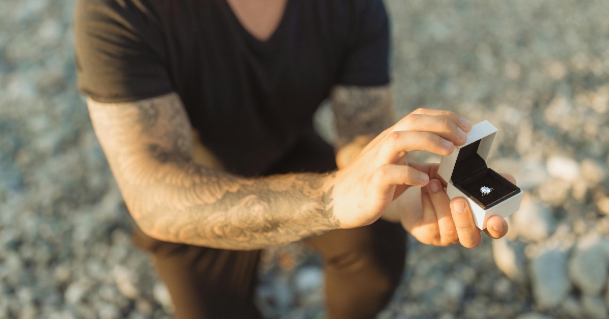 Lui le fa la proposta di matrimonio, lei rifiuta: “La volevo diversa”
