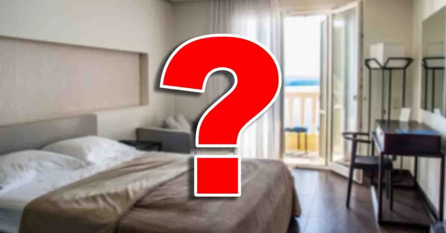 Condivide la foto della camera d’albergo al check-out e divide il web