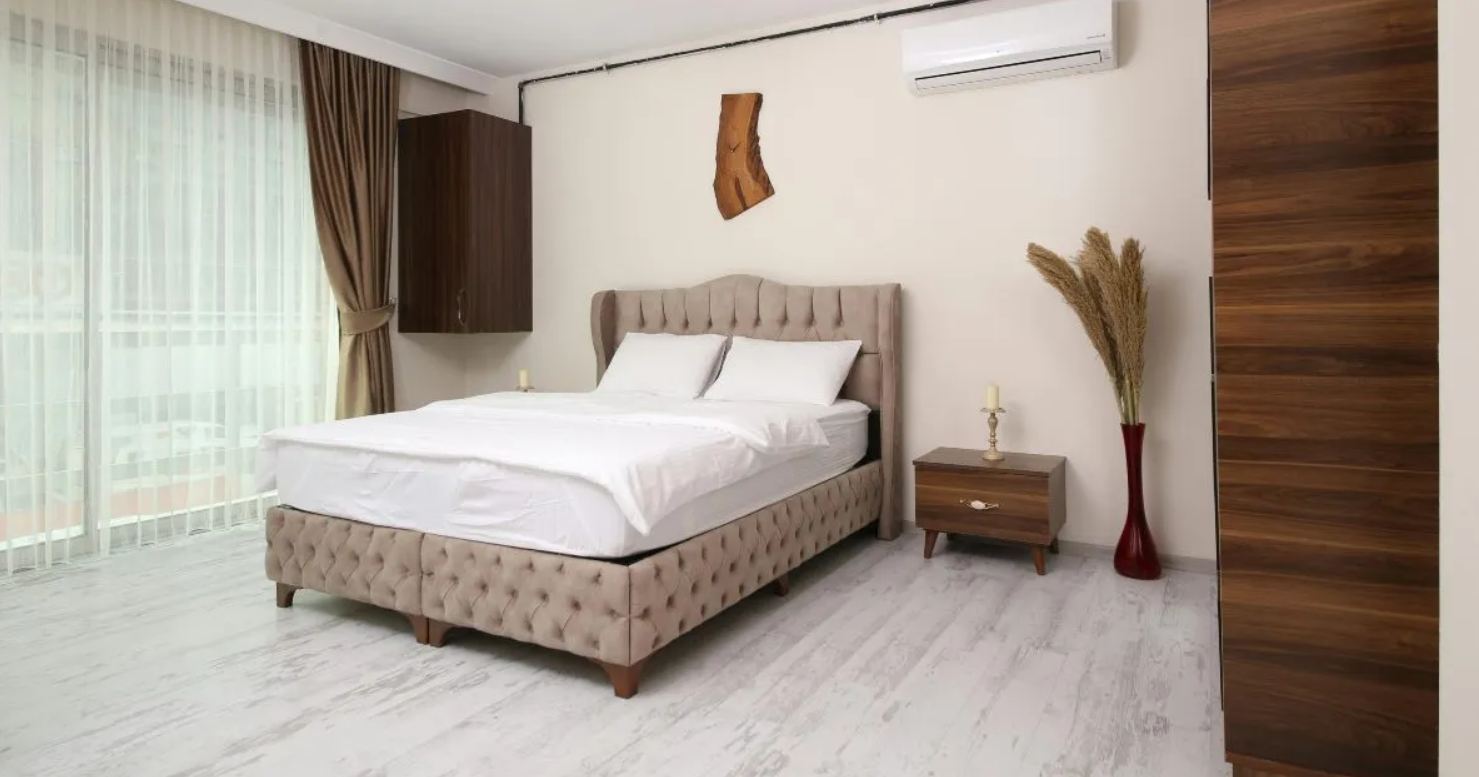 Famiglia si trasferisce in una suite d’albergo in modo permanente per risparmiare denaro