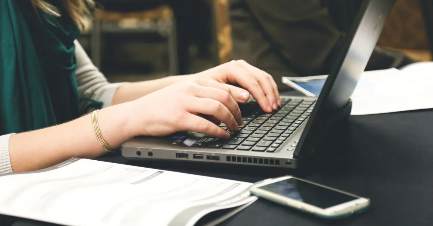 Due Millennial su 3 non riescono mai a staccare dal lavoro