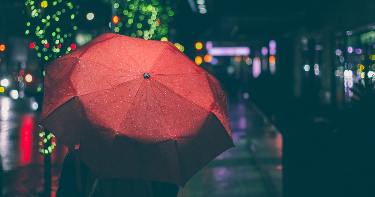 Non serviva a ripararsi dalla pioggia: storia e curiosità sull’ombrello