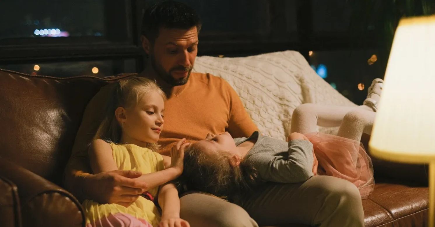 La moglie esce troppo: papà vuole essere pagato per fare da babysitter alla figlia