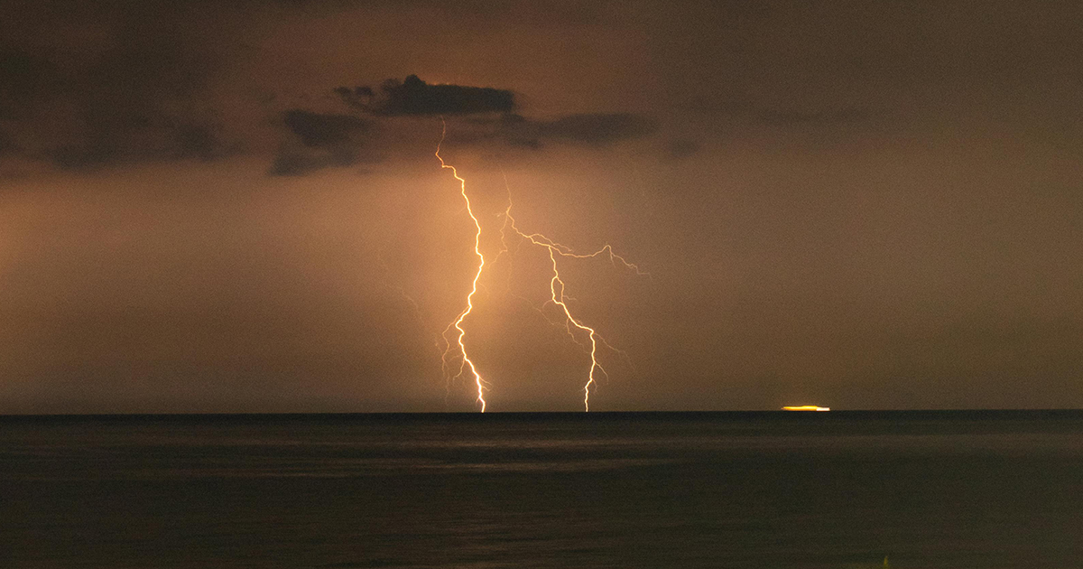 Cosa succede quando un fulmine cade nel mare?