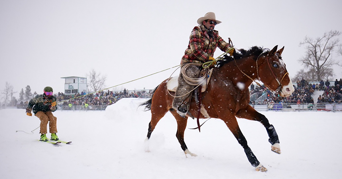 Quando il rodeo incontra lo sci nasce un nuovo sport, lo skijoring