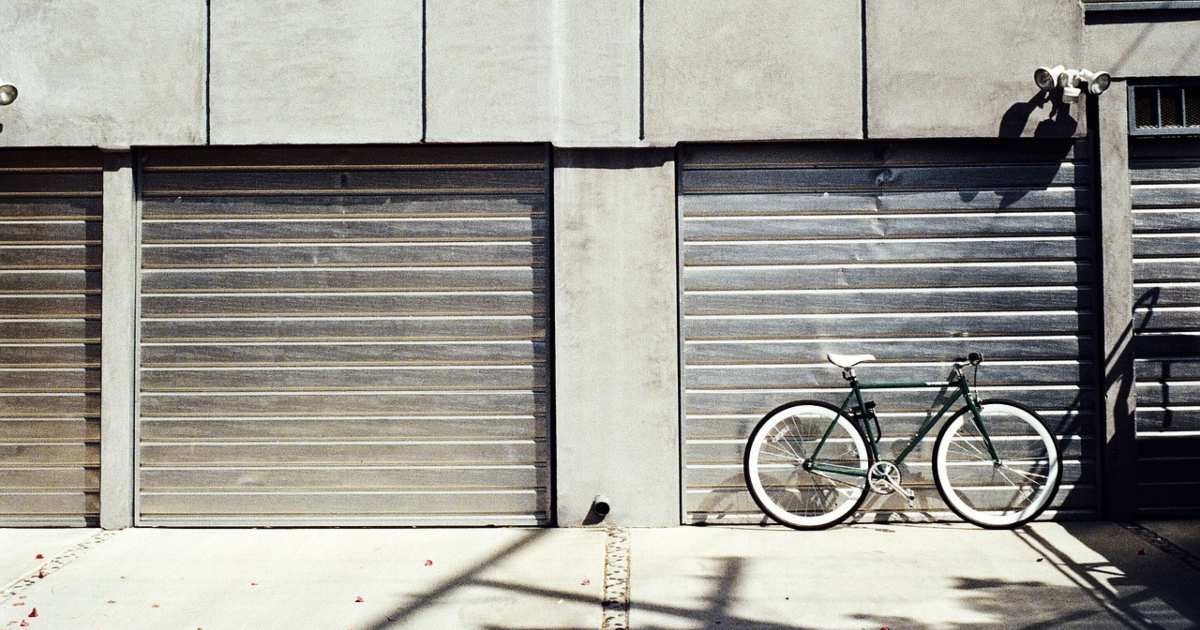 Denuncia il furto dell’auto: scopre dopo un mese che l’aveva parcheggiata nel garage del vicino