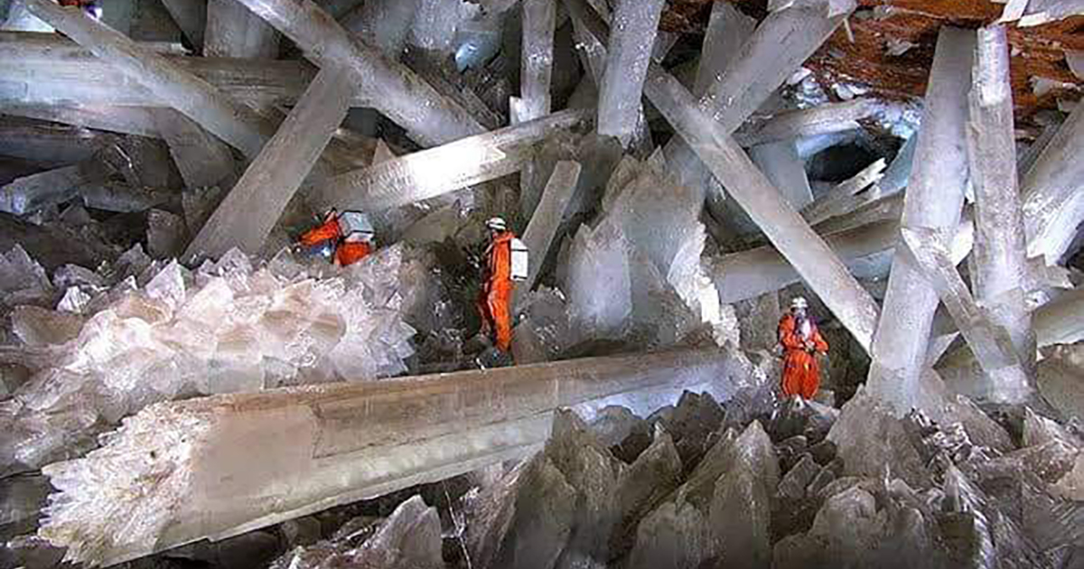 Le gigantesche travi di cristallo in una grotta sotterranea nel deserto [+VIDEO]