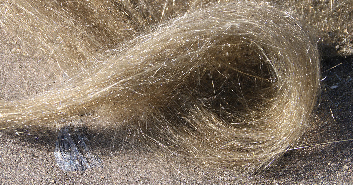 I “capelli” della dea Pele volano dal vulcano in eruzione [+FOTO]