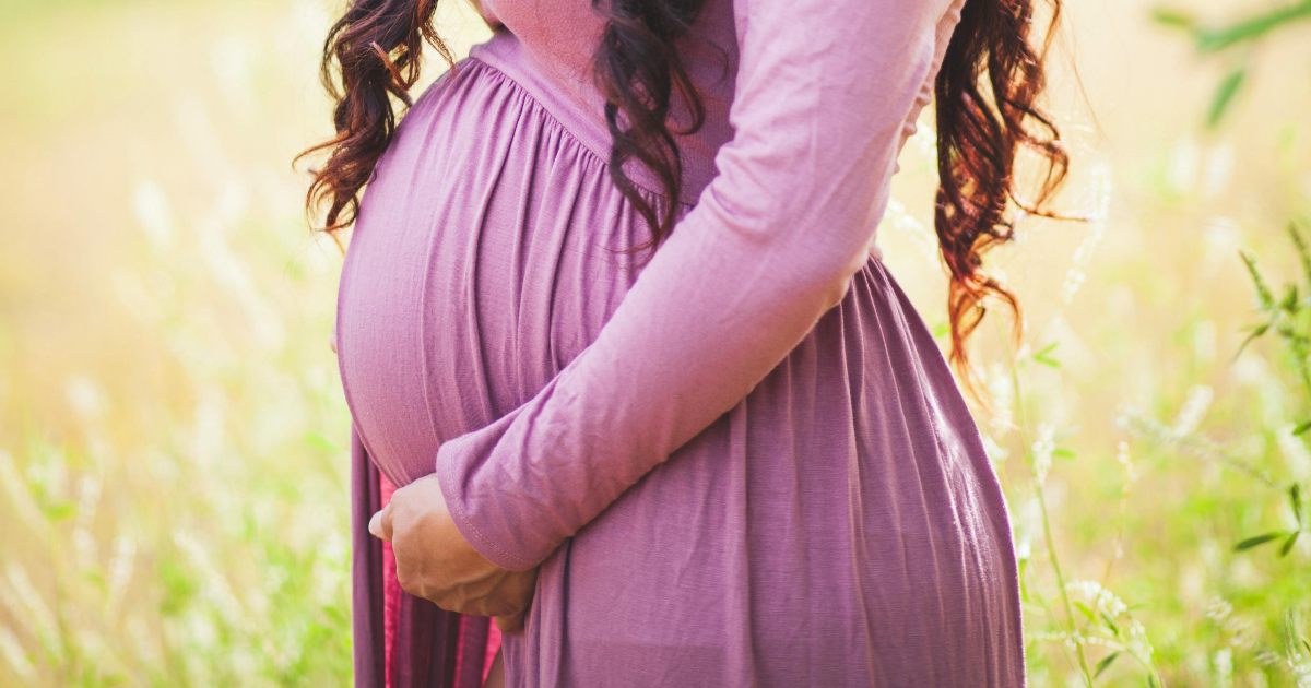 Finge 17 gravidanze per riscuotere l’indennità di maternità e saltare il lavoro