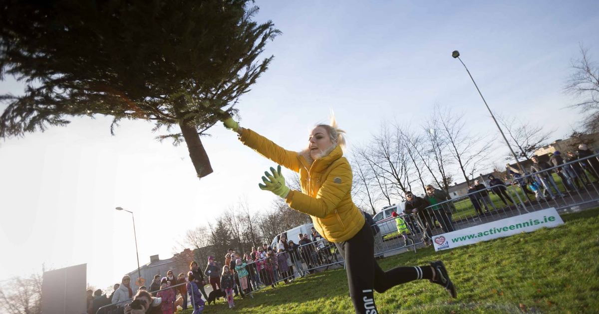 Sostiene di avere lesioni debilitanti, ma vince il concorso di lancio dell’albero di Natale: smascherata