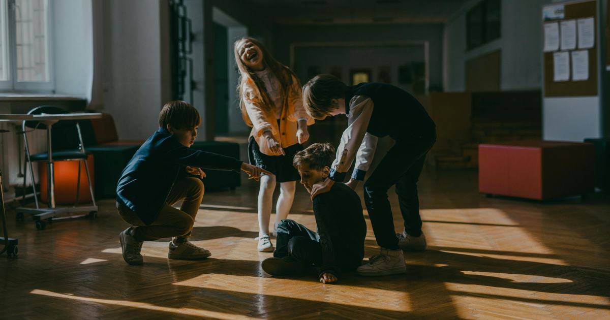 Insegna ai figli come picchiare i bulli: è polemica