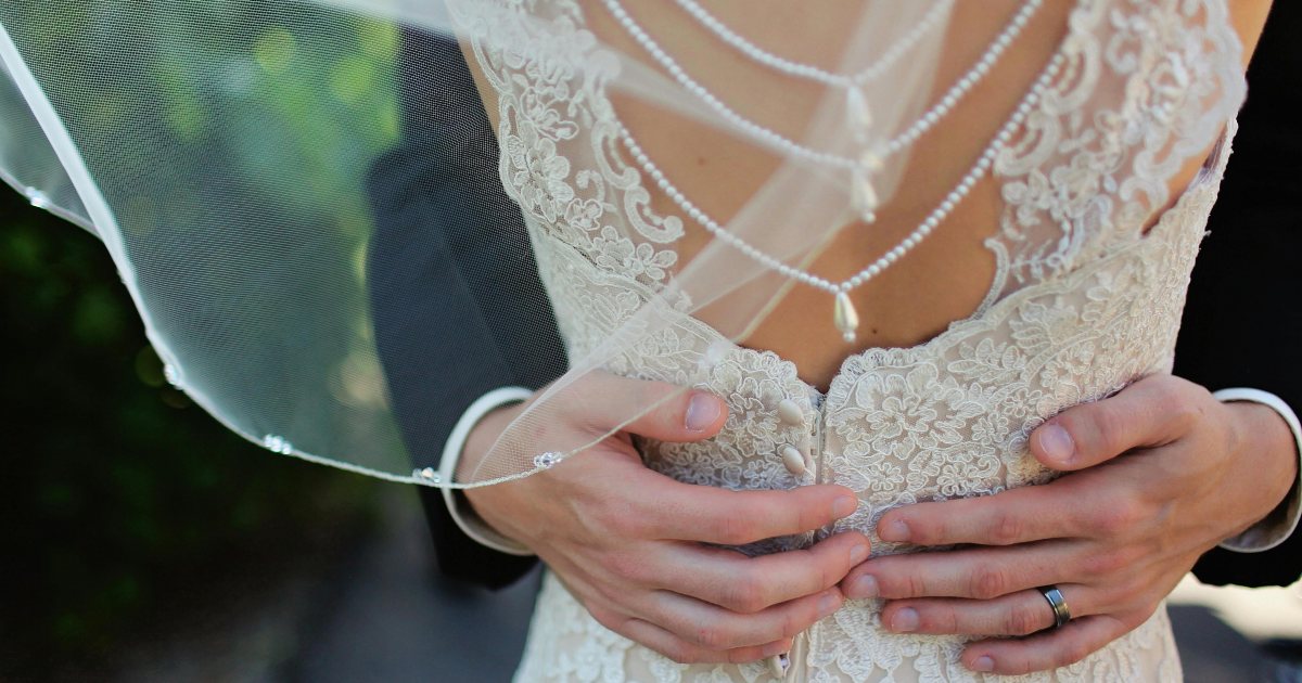 Paga tre teppisti per rovinare il vestito della sposa per non farle sposare il figlio