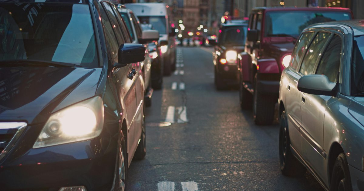 Ruba un’auto, ma rimane bloccato nel traffico: arrestato