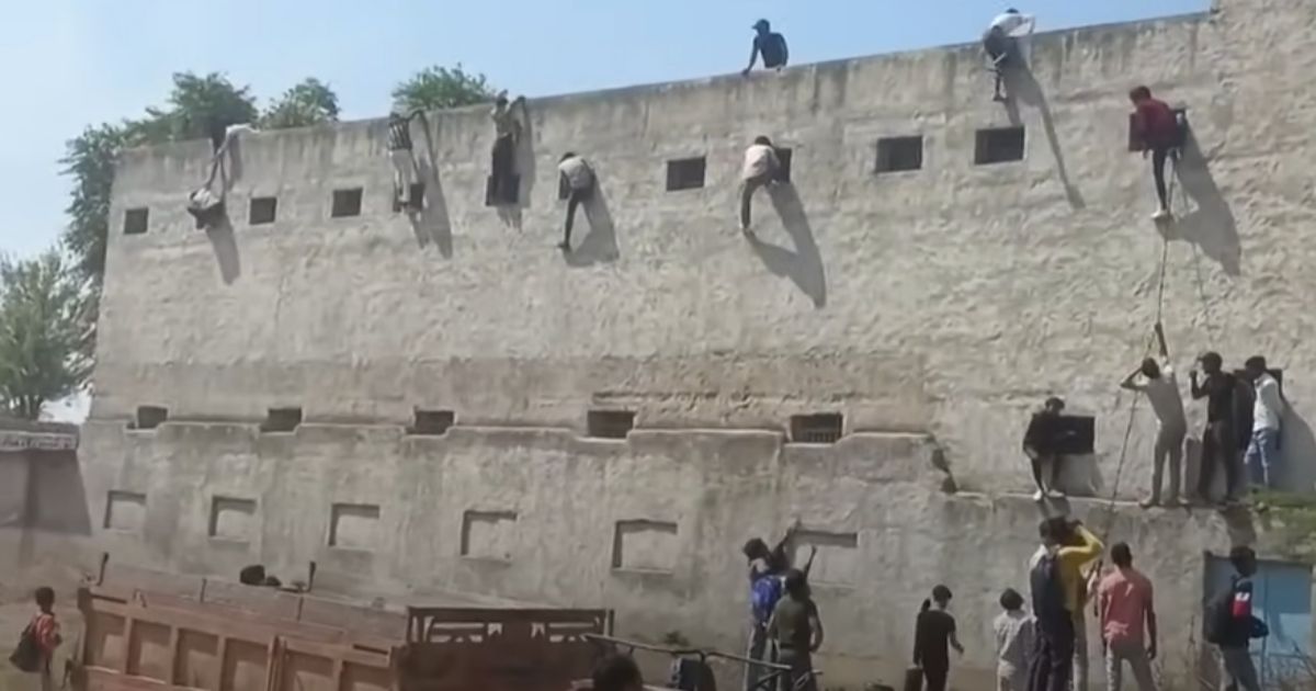 Si arrampicano sul muro della scuola per passare agli studenti i bigliettini durante l’esame [+VIDEO]