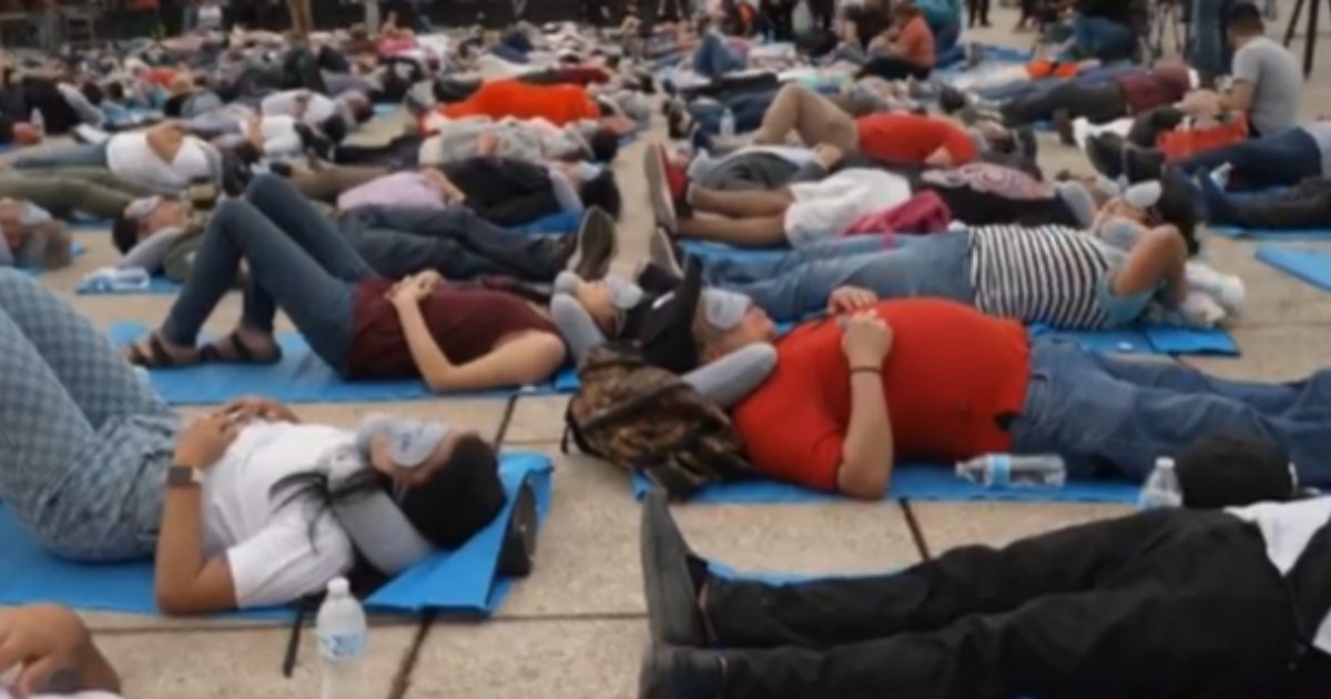 Siesta di massa a Città del Messico: pisolino collettivo in mezzo alla strada