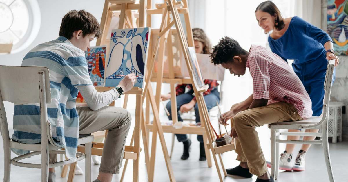Insegnante d’arte accusato di vendere le opere degli studenti