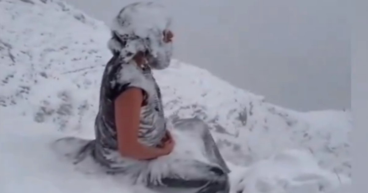 Lo yogi coperto di neve che medita sull’Himalaya scatena il dibattito online: è tutto vero? [+VIDEO]