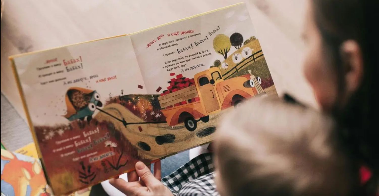 Assume una baby sitter giovane e bella, ma il web la avverte: “Tuo marito ti tradirà”