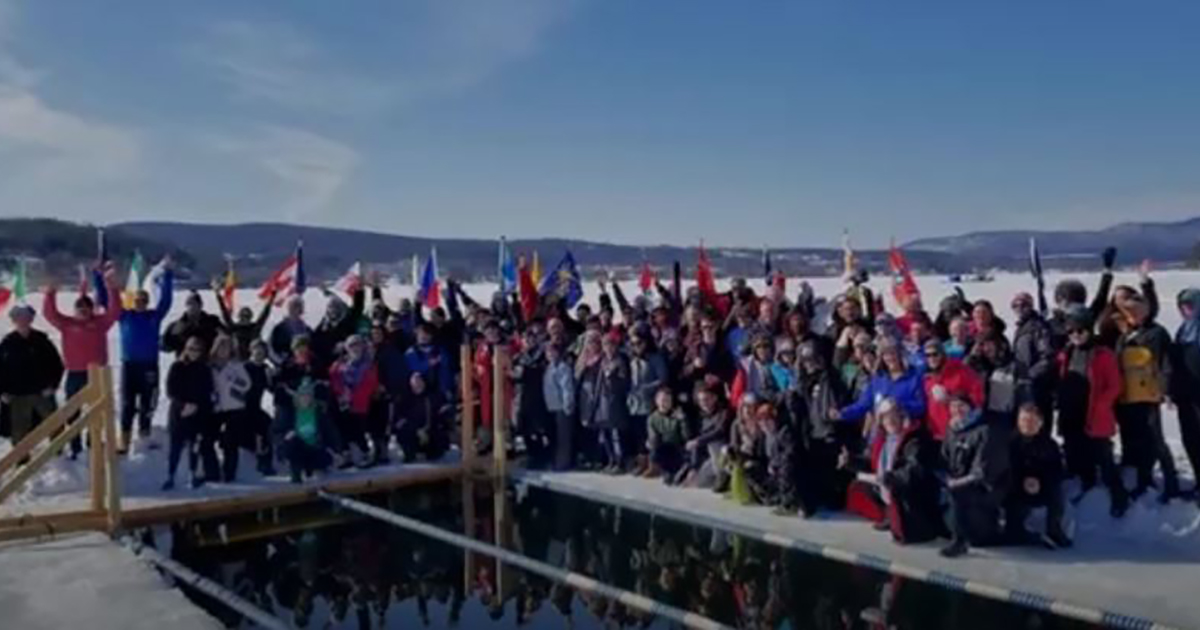 Al Memphremagog Festival gare di nuoto in una piscina intagliata nel ghiaccio [+VIDEO]