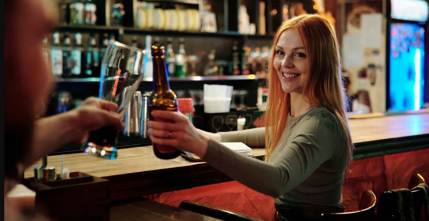 La porta al pub per il primo appuntamento, ma la scarica: “Non esco con quelle che bevono”
