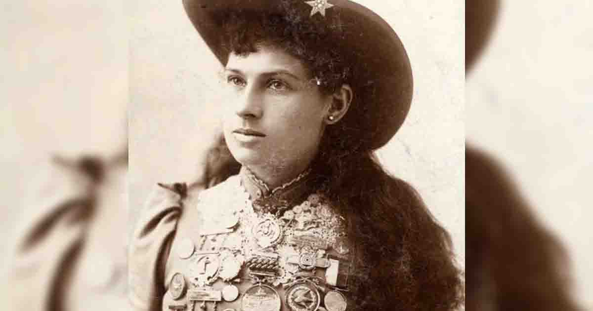 La storia di Annie Oakley, la leggendaria donna col fucile dal colpo infallibile