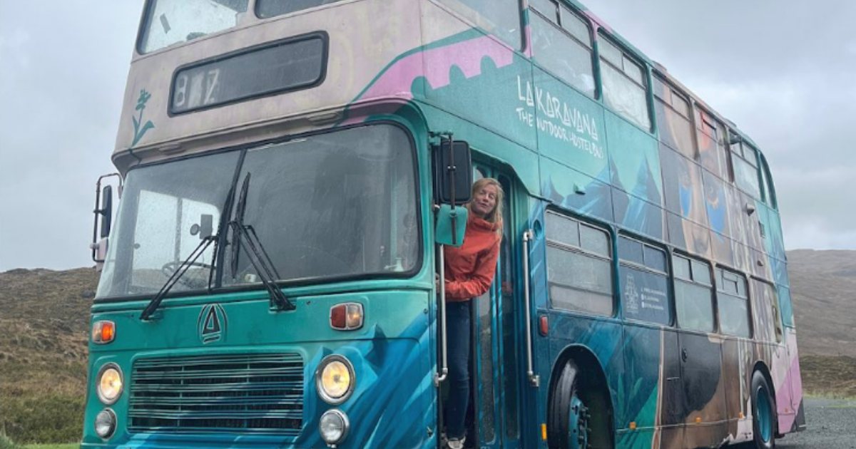 Quattro amiche acquistano un autobus a 2 piani e lo trasformano in un ostello itinerante