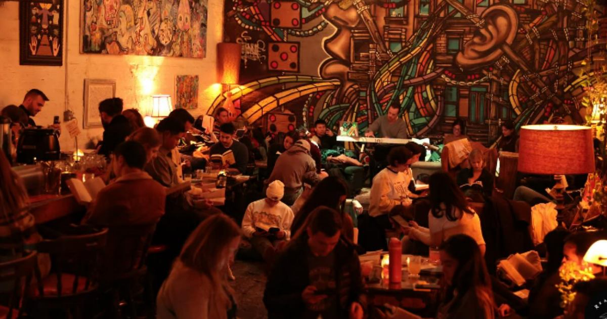 A New York è boom di party letterari: niente smartphone, si legge un libro insieme