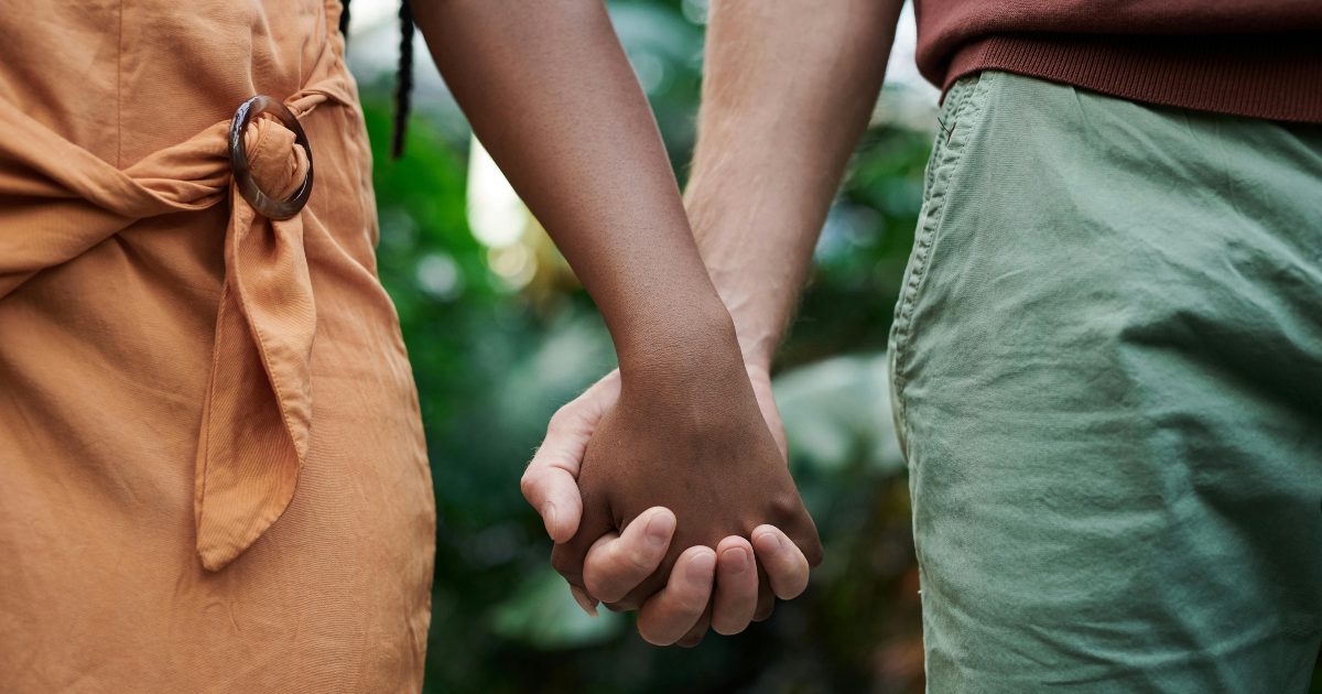 Lascia il fidanzato con cui sta da 10 anni per un uomo appena conosciuto: è polemica