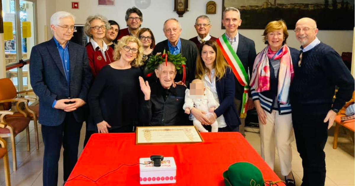 Si laurea a 102 anni: il titolo era “bloccato” dal 1947